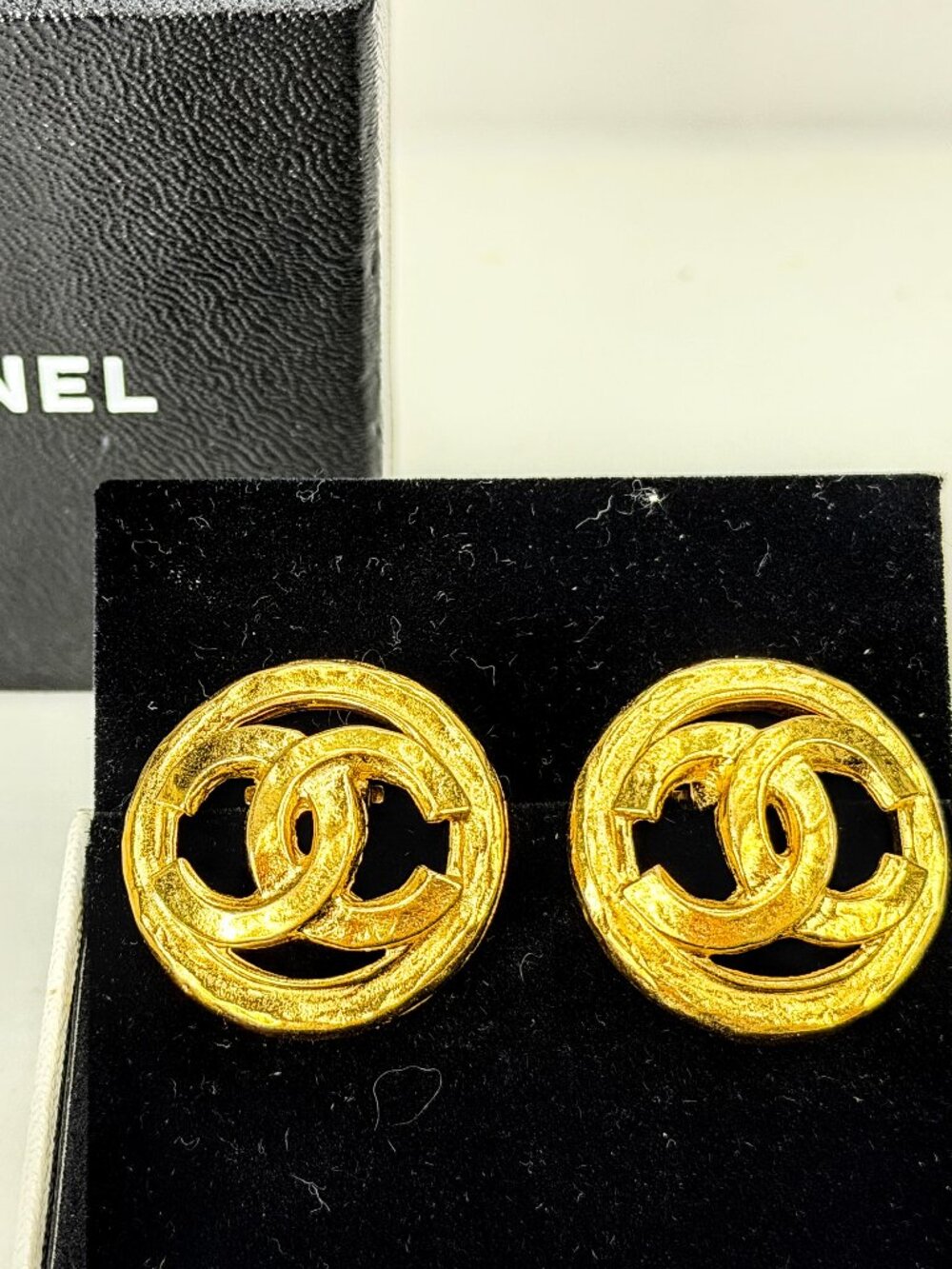 Vintage CHANEL Gold Tone Interlocking CC Clip-On Earrings authentic in box GS853